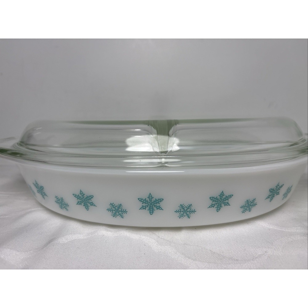 Vtg Pyrex white w/ Turquoise Snowflake 1.5 Quart Divided Casserole Dish W/ Lid